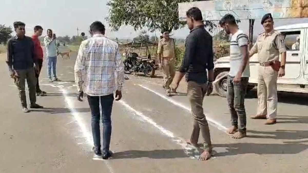 शराबियों की कैटवॉक, पुलिस ने सीधी लाइन पर चलाकर लिया टेस्ट, लड़खड़ाए तो पियक्कड़ घोषित