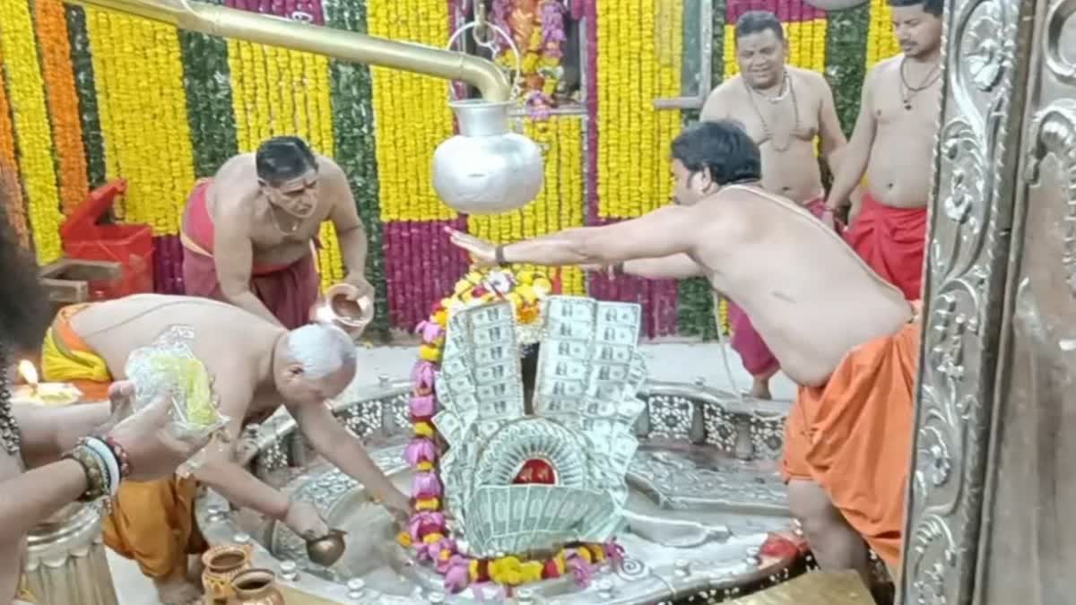 महाकालेश्वर मंदिर में अमेरिकन डॉलर से बनी माला दानपेटी में मिली, पुजारी और प्रबंध समिति हैरान