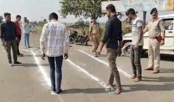 शराबियों की कैटवॉक, पुलिस ने सीधी लाइन पर चलाकर लिया टेस्ट, लड़खड़ाए तो पियक्कड़ घोषित