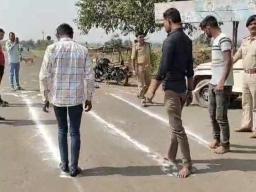 शराबियों की कैटवॉक, पुलिस ने सीधी लाइन पर चलाकर लिया टेस्ट, लड़खड़ाए तो पियक्कड़ घोषित