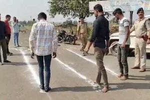 शराबियों की कैटवॉक, पुलिस ने सीधी लाइन पर चलाकर लिया टेस्ट, लड़खड़ाए तो पियक्कड़ घोषित