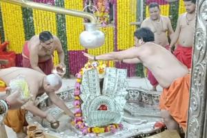 महाकालेश्वर मंदिर में अमेरिकन डॉलर से बनी माला दानपेटी में मिली, पुजारी और प्रबंध समिति हैरान