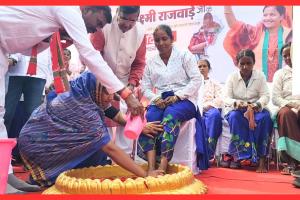 साय सरकार की इकलौती महिला मंत्री ने सफाईकर्मियों के पैर धोकर मनाया जन्मदिन